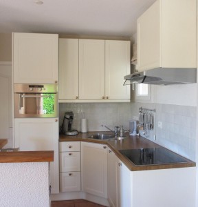 Een compacte keuken met alle benodigde inbouw/apparatuur         